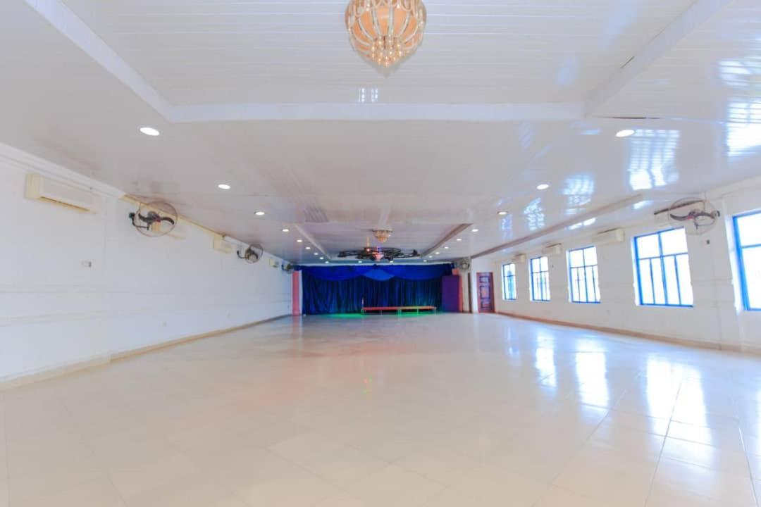 Ben Auto Hotel Лагос Экстерьер фото