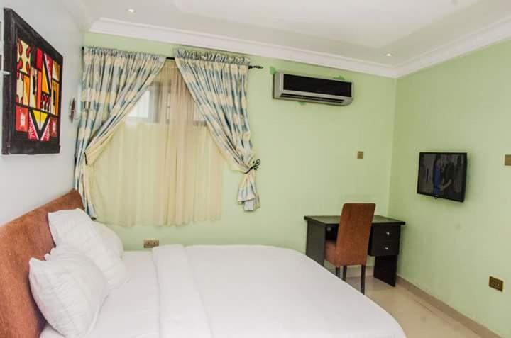 Ben Auto Hotel Лагос Экстерьер фото