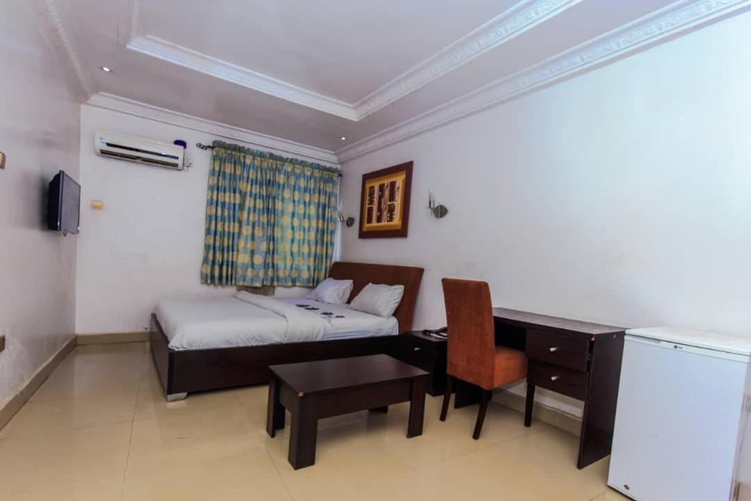Ben Auto Hotel Лагос Экстерьер фото