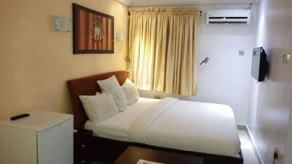 Ben Auto Hotel Лагос Экстерьер фото