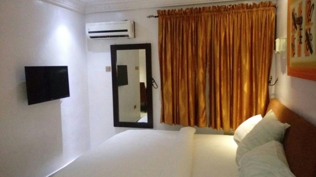 Ben Auto Hotel Лагос Экстерьер фото