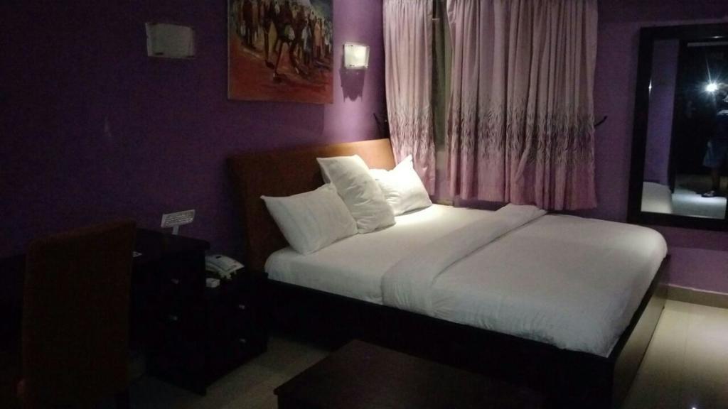 Ben Auto Hotel Лагос Экстерьер фото